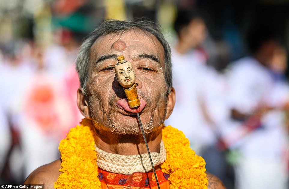 شوێنکەوتوانی ئاینێک بە چەقۆ و شمشێر 